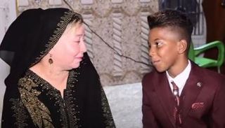 الطفل العراقي سجاد مع والدته 