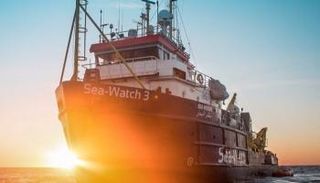 سفينة سي وواتش 3 تحمل شعار "منقذو البحار" باللغة العربية