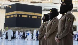 سعوديات يشاركن في تأمين الحجاج والمعتمرين بمكة والمدينة- رويترز