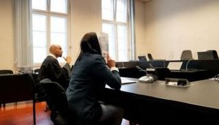 أميمة أ. تغطي وجهها في إحدى جلسات محاكمتها