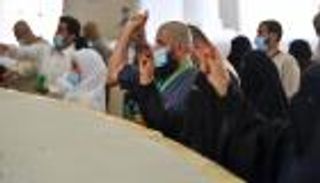 صور.. الحجاج يكملون رمي الجمرات ثاني أيام التشريق