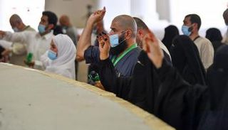 الحجاج يكملون رمي الجمرات ثاني أيام التشريق