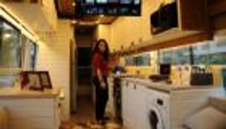 صور.. مصرية تصمم "منزل أحلامها" على قارعة الطريق