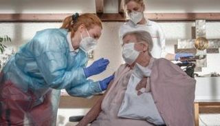 عجوز تتلقى لقاحا ضد فيروس كورونا (أرشيفية)