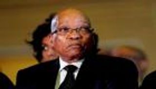 جنازة تحت الحراسة.. "زوما" خارج السجن مؤقتا لتوديع شقيقه