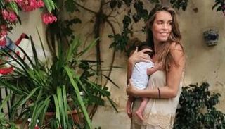 أونا كاربونيل مع طفلها