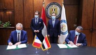 وزير البترول والثروة المعدنية المصري والسفير الفرنسى 