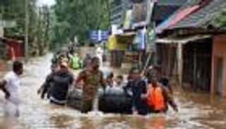 18 قتيلاً في سيول وانهيارات أرضية بالهند.. وعزل مئات القرى