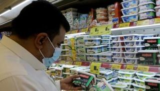 سعودي يرتدي الكمامة داخل سوبر ماركت