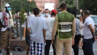 مغاربة يرتدون الكمامات للوقاية من فيروس كورونا