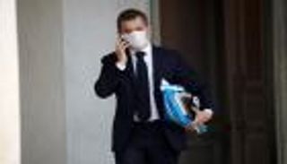 شبح القاعدة يلوح بفرنسا.. وزير الداخلية يدعو لليقظة