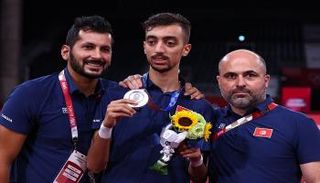 التونسي محمّد خليل الجندوبي يحتفل بأول ميدالية عربية