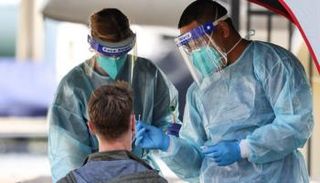 شخص يخضع لاختبار كورونا بأستراليا