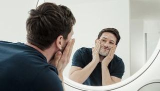 تنظيف البشرة للرجال