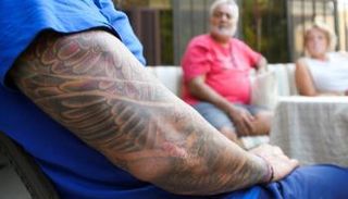 لبنانيون يرسمون وشوماً على ندوب الجراح