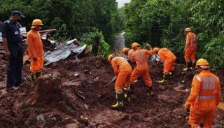 البحث عن ناجين في انهيار أرضي بالهند- أرشيفية