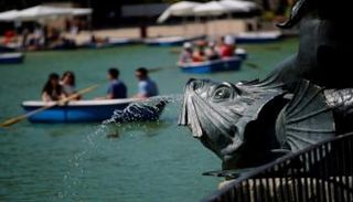 أشخاص يستمتعون بركوب القوارب في حديقة ريتيرو 