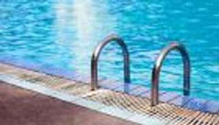 علماء يربطون بين مستويات الكلور في حمامات السباحة وأعراض كورونا