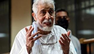 القائم بأعمال مرشد الإخوان محمود عزت خلال إحدى جلسات محاكمته - أرشيفية