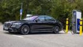 مرسيدس S580 e.. سيارة هجينة بمواصفات الرفاهية