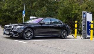 سيارة مرسيدس S580 e الهجين 