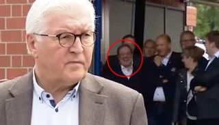 لاشيت يضحك وراء الرئيس فرانك فالتر شتاينماير