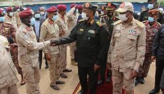 البرهان يصافح قيادات بقوات التدخل السريع