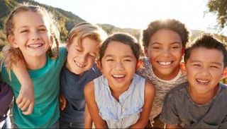 مجموعة أطفال يلهون في الطبيعة