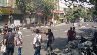 مجتجون في شارع  