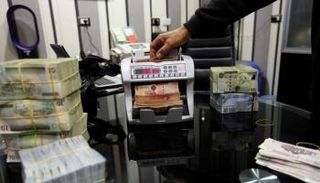 موظف بأحد مصارف ليبيا. (أرشيفية)