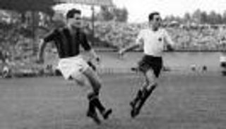 برشلونة والقميص الأبيض.. تاريخ قديم مشوب بالحذر