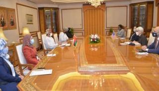 جانب من لقاء ويندي شيرمان والشيخ خليفة الحارثي