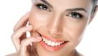 جواهر الأسنان.. أحدث صيحات عالم التجميل في 2021