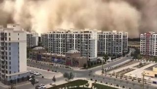 عاصفة رملية هائلة تبتلع مدينة في الصين