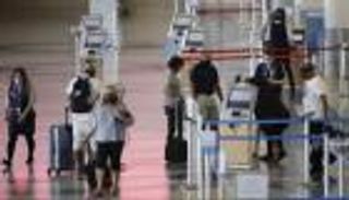 أمريكا تتمسك بقيود السفر للخارج ودخول الأجانب..  فزع "دلتا" مستمر