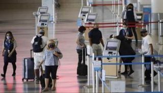  مسافرون في مبنى الخطوط الجوية الأمريكية بمطار لوس أنجلوس 