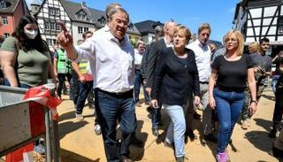 ميركل ولاشيت خلال تفقد الأضرار التي خلفتها الفيضانات