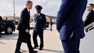 بلينكن في قاعدة عسكرية متوجها إلى الهند- الفرنسية