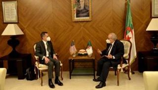 جانب من المباحثات بين وزير خارجية الجزائر والمسؤول الأمريكي