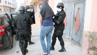عناصر من الأمن المغربي خلال اعتقال أحد المطلوبين- أرشيفية