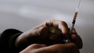 الطبيب حاول قتل الرجل بحقنة مخدرة