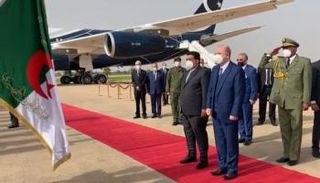 جانب من مراسم استقبال المنفي بالجزائر