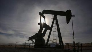 مخزونات الخام الأمريكية تتراجع وأسعار النفط صاعدة