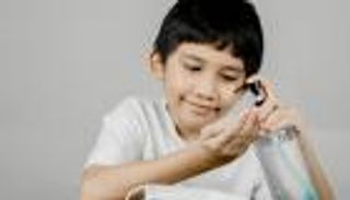 معقمات الأيدي تهدد عيون الأطفال.. ماذا يحدث؟