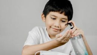 معقمات الأيدي تهدد عيون الأطفال