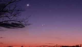 المريخ يقترن بنجم قلب الأسد