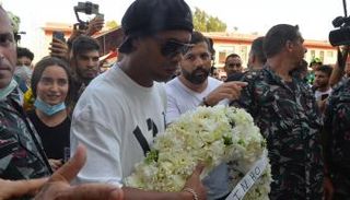 رونالدينيو يضع إكليلا من الورد على ضريح ضحايا مرفأ بيروت.