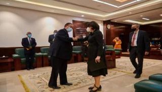 عبدالله حمدوك خلال استقباله المسؤولة الأممية روز ميري ديكارلو