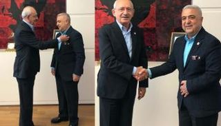 زعيم المعارضة وهو يقلد النائب المنشق شارة الحزب