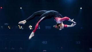 لاعبة جمباز المنتخب الألماني ترتدي زياً كاملاً